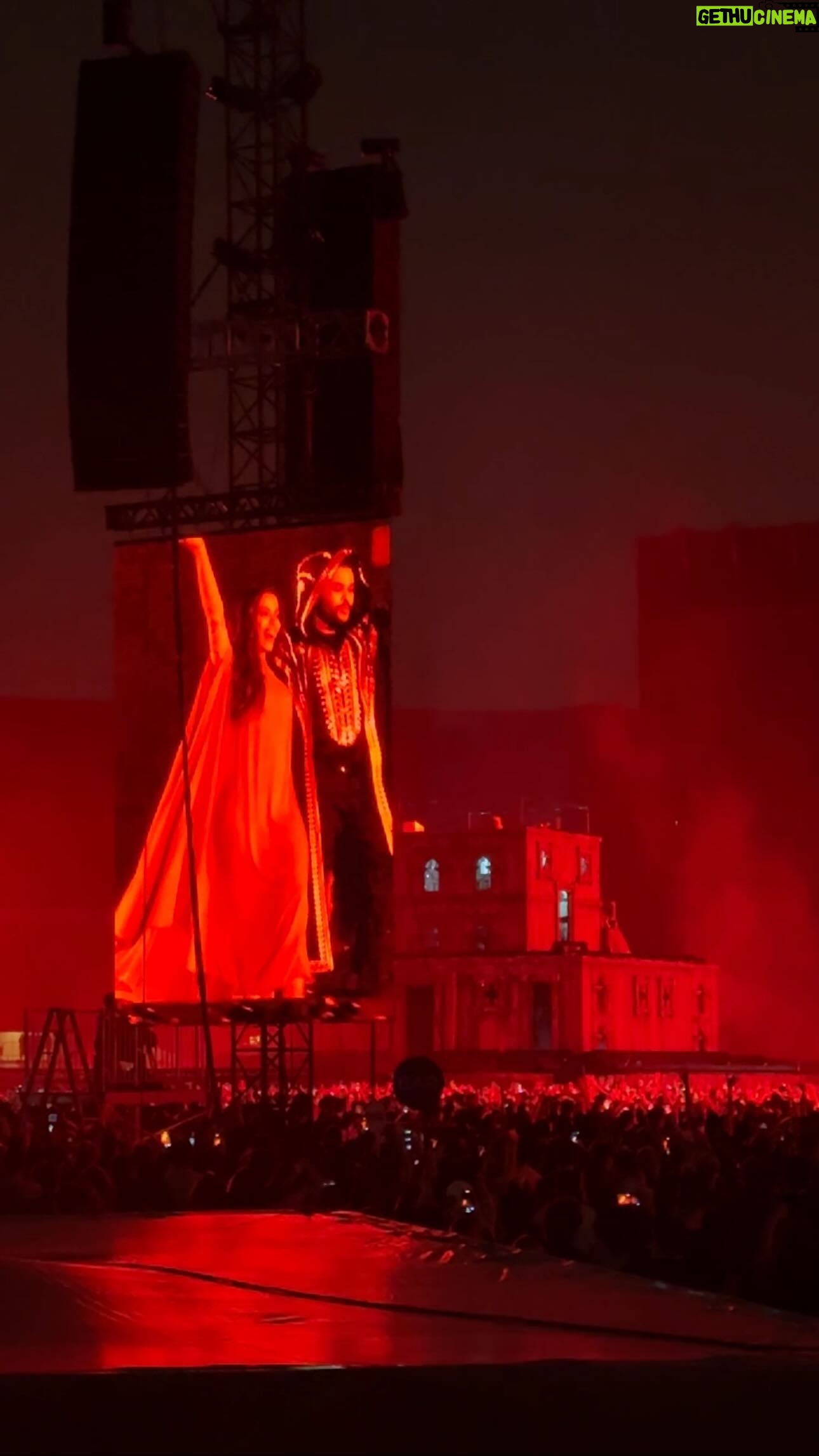 Foquinha - 41.5K Likes - F*DE F*DE A LARISSINHAAAAA 🗣️ que momento! Veio aí @anitta ao vivo com @theweeknd performando a música deles com sample de @tatiquebrabarraco (será que chama “São Paulo” mesmo?)
