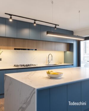 Francini Amaral Instagram - Las Condes - Santiago 
Libertad es….
elegir lo que quieres, libertad es elegir lo mejor, libertad es diseñar tu estilo, libertad es….
Es ser simplemente tú.

Una cocina azul con madera moderna es un espacio que combina la calidez de la madera con el frescor del color azul, creando un ambiente acogedor y elegante. Algunos elementos que podrían caracterizar a esta cocina son:

- Gabinetes y muebles de madera clara, con líneas limpias y minimalistas.
- Paredes o gabinetes en tonos azules suaves, como azul cielo.
- Encimeras o cubierta de porcelanato súper compacto statuario con tonos claros que complementen el azul.
- Iluminación moderna, como luces LED o lámparas colgantes, para resaltar la belleza de la madera y el azul.

Este diseño combina la naturalidad de la madera con la frescura del azul, creando un espacio único y atractivo. La madera aporta calidez y textura, mientras que el azul agrega un toque de serenidad y elegancia.
.
.
.
.
.

📷 @denise.fotoarq 
 
@todeschinichile 
@todeschinioficial 
@franciniamaral 
@mbea_mk 
@superficiesmarmol