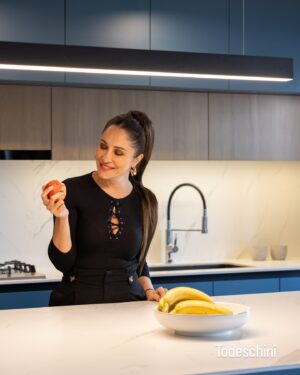 Francini Amaral Instagram - Las Condes - Santiago 
Libertad es….
elegir lo que quieres, libertad es elegir lo mejor, libertad es diseñar tu estilo, libertad es….
Es ser simplemente tú.

Una cocina azul con madera moderna es un espacio que combina la calidez de la madera con el frescor del color azul, creando un ambiente acogedor y elegante. Algunos elementos que podrían caracterizar a esta cocina son:

- Gabinetes y muebles de madera clara, con líneas limpias y minimalistas.
- Paredes o gabinetes en tonos azules suaves, como azul cielo.
- Encimeras o cubierta de porcelanato súper compacto statuario con tonos claros que complementen el azul.
- Iluminación moderna, como luces LED o lámparas colgantes, para resaltar la belleza de la madera y el azul.

Este diseño combina la naturalidad de la madera con la frescura del azul, creando un espacio único y atractivo. La madera aporta calidez y textura, mientras que el azul agrega un toque de serenidad y elegancia.
.
.
.
.
.

📷 @denise.fotoarq 
 
@todeschinichile 
@todeschinioficial 
@franciniamaral 
@mbea_mk 
@superficiesmarmol