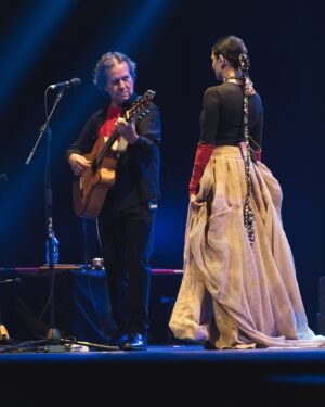 Francisca Gavilán Instagram - Gracias Rancagua!!! A toda su gente por el cariño!! 
“El Grito de la Raza” de @grupoillapu compañeros queridos!!! Gracias a cada uno de ustedes por su inmenso talento, rigurosidad, generosidad, cariño, risas, ensayos, conversaciones, los voy conociendo de a poco uno a uno y son hombres fabulosos! ♥️♥️
Llevo conmigo esta obra mágica y heroica en  la piel. 

Seguimos esta gira hermosa en Noviembre en Curicó!!! Que siga que siga!!! Nos vemos en un rato!!! 🫶🏻♥️

Roberto Márquez
José Miguel Márquez 
Cristian Márquez 
Carlos Elgueta 
@alfred.rayo 
@sidney.bataca2 
@herbert.mibsax 

A las bellas @catacatarsis y @marinazade 

@osvaldoenruta 
@pflores 
@tiburon_boliviano y a todos los que están detrás de este espectáculo, gran equipo! ✊🏼

Fotos @mja.tmt