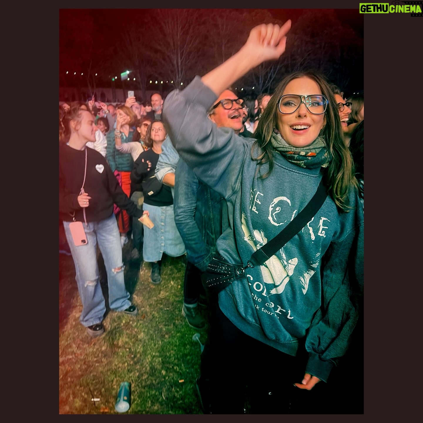 Frédérique Bel - 6.8K Likes - Croiser la flamme 🔥 olympique en allant chercher une bière ça c’est aussi la France 🇫🇷 @renaud_santa_maria #Paris @rockenseine @lcdsoundsystem