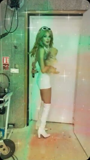 Frédérique Bel Instagram - #LaMinuteBlonde #DorothyDoll @canalplus  #JocazeDog. #70s #70style #Doll #Poupee #louloudepomeranie #actrice