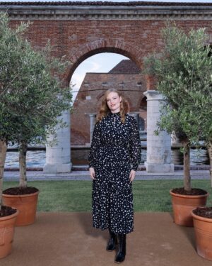 Freya Ridings Instagram - In all honesty a few weeks ago I was sent an email asking if I would like to fly to Venice Italy to perform at the 15th Annual @dvf awards for Empowerment Of Women and Female Leaders around the world. I said yes to 40  hours of travel because sitting around a table with these incredible female leaders was beyond a fever dream come true. I am in awe of these women for their achievements, passion and determination to change the world for the better ❤️🇮🇹 and meeting @oprah was unbelievable 😭