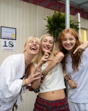 Froukje Veenstra Instagram - Ohh Lowlands 🫂🫂🫂. Wat een weekend. Ik ben het allemaal nog steeds aan het verwerken haha. Dankjewel mijn lieve band, m’n beste vriendin Stien, de beste crew en natuurlijk jullie, al mijn lieve fans die erbij waren. Er gebeurde zoveel vrijdag! Ik neem je even mee :)

1. 2voor12 🥵
2. @sophiestraat gaf ons een hele goede tip 🥸
3. Eerste keer stagediven voor mij en Stien was het beste ooit
4. 🫂
5. Alphaaa 
6. 👰🏼‍♀️
7. 30 augustus 💍
8. 💕
9. Veel vuur
10. en 11. 👩🏻‍🦰
12. De tweede stagedive tip die ik kreeg was op mijn rug springen 👍
13. 👩‍❤️‍💋‍👩
14. 🥰🥰🥰
15. 🥷☔
16. Stien zette de f van…🥹
17. 👩🏻‍🦰👨🏻‍🦰🧡
18. Team ‘Ik Haat Hem Voor Jou’
19. De Alpha en ik zijn vereeuwigd 🤝
20. Crew ❤️