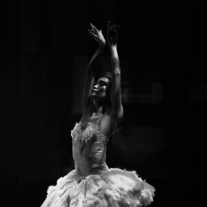 Fumi Kaneko Instagram - The Dying Swan 🩶

First time dancing this masterpiece, 4 performances altogether in Cape Town @artscapetheatre 🦢 each time found different feelings and emotions. I was really sad not to be dancing @vadimmuntagirovofficial first time creation we were working on together, but he still gives me the biggest inspiration and smiles even in a tough time 😇 

Really appreciate the love and warm support I felt from the audience. 🙏🌟✨💫 

And thank you @ruthsmithcreates for capturing these moments 🪽
