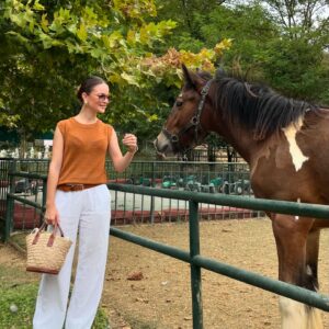 Funda Güray Instagram - Alpaka bestiemle her hafta düzenli buluşuruz diğerleri de çaya mutlaka uğrar 🫠🦙 

#animal #zoophotography #zoo #naturallife