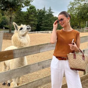 Funda Güray Instagram - Alpaka bestiemle her hafta düzenli buluşuruz diğerleri de çaya mutlaka uğrar 🫠🦙 

#animal #zoophotography #zoo #naturallife