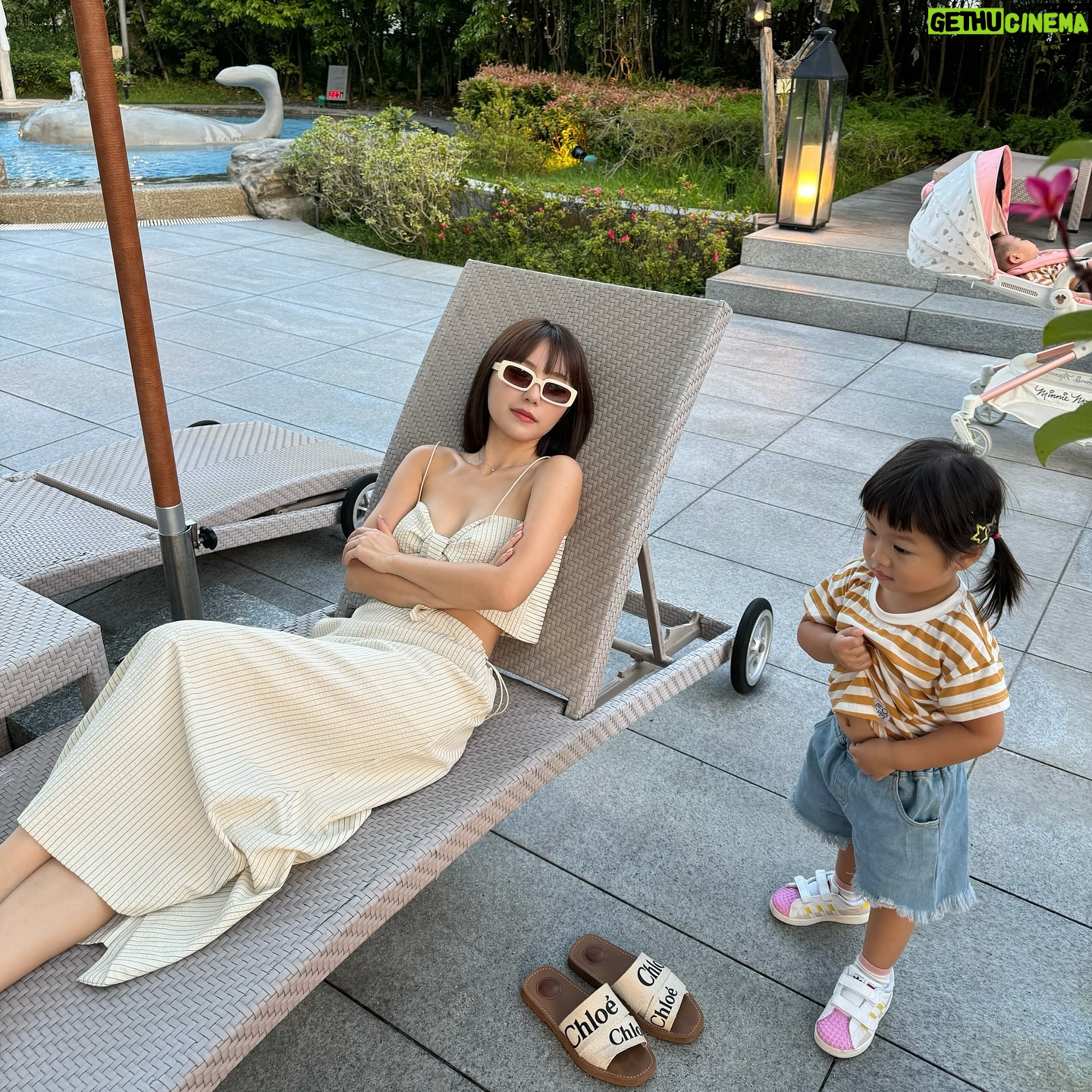 Furby Chen - 3.6K Likes - -
上週帶阿嬤來寒沐泡溫泉♨️
其實是我要泡而已
她晚餐吃飽飽八點躺下睡覺
連散步行程都沒有 搞笑
這天意外跟大支哥一家人一起🤣☺️太開心了
一家老小好適合一起來 #寒沐酒店 @mu_jiaoxihotel
室內親子跟遊戲場都規劃得很好
晚餐也好吃🤤
床是席夢思直接滿分💯
休假就是吃飽飽睡覺💕幸福~