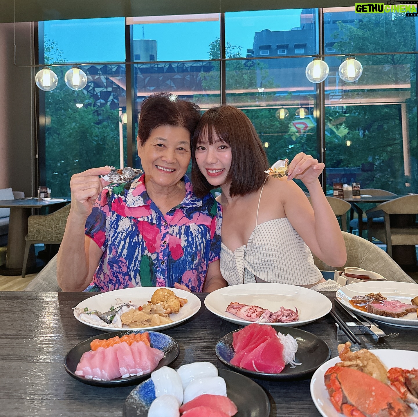 Furby Chen - 3.6K Likes - -
上週帶阿嬤來寒沐泡溫泉♨️
其實是我要泡而已
她晚餐吃飽飽八點躺下睡覺
連散步行程都沒有 搞笑
這天意外跟大支哥一家人一起🤣☺️太開心了
一家老小好適合一起來 #寒沐酒店 @mu_jiaoxihotel
室內親子跟遊戲場都規劃得很好
晚餐也好吃🤤
床是席夢思直接滿分💯
休假就是吃飽飽睡覺💕幸福~