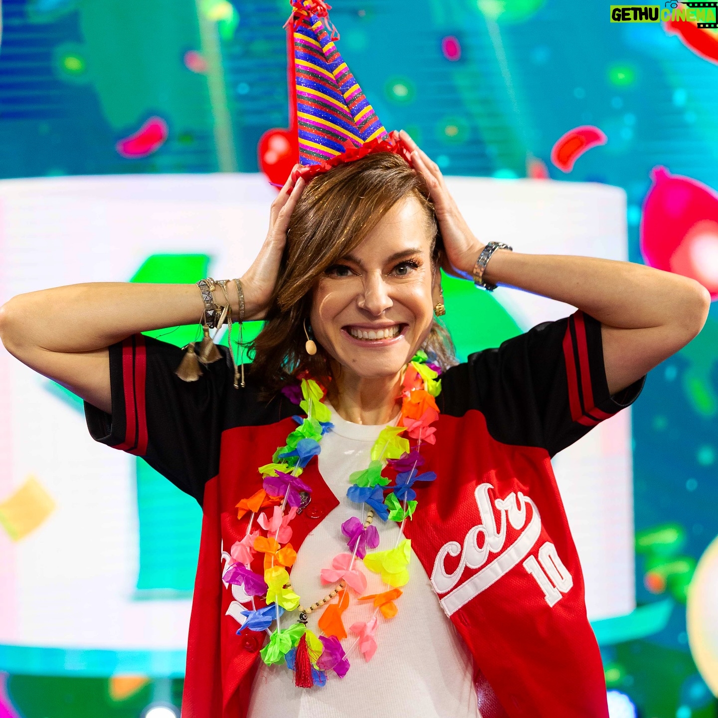 Gabriela Platas - 2.2K Likes - Gracias MCDR por darme una hermosa familia disfuncional. Por poder dar tanta alegría a las personas que nos ven. Por ser un sueño cumplido de mi infancia. Qué enorme fortuna que mi trabajo sea jugar, disfrazarme y reír. Gracias vida! Gracias hermanos!
@mecaigoderisaof @lalosuarez @vilu_ramirez @yahirvega
