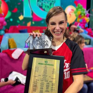 Gabriela Platas Instagram - Gracias MCDR por darme una hermosa familia disfuncional. Por poder dar tanta alegría a las personas que nos ven. Por ser un sueño cumplido de mi infancia. Qué enorme fortuna que mi trabajo sea jugar, disfrazarme y reír. Gracias vida! Gracias hermanos!
@mecaigoderisaof @lalosuarez @vilu_ramirez @yahirvega