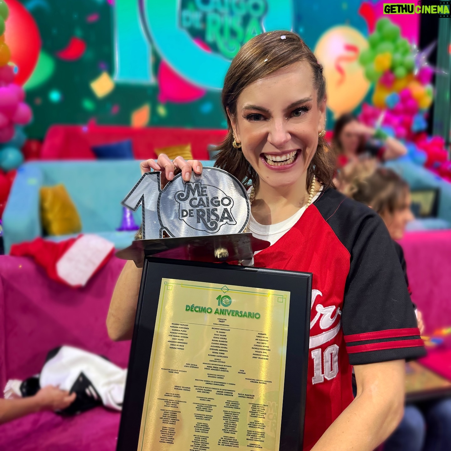 Gabriela Platas - 2.2K Likes - Gracias MCDR por darme una hermosa familia disfuncional. Por poder dar tanta alegría a las personas que nos ven. Por ser un sueño cumplido de mi infancia. Qué enorme fortuna que mi trabajo sea jugar, disfrazarme y reír. Gracias vida! Gracias hermanos!
@mecaigoderisaof @lalosuarez @vilu_ramirez @yahirvega