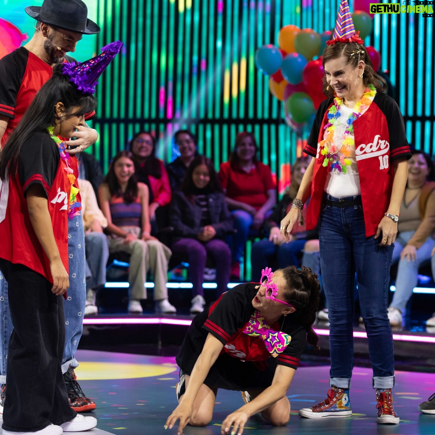 Gabriela Platas - 2.2K Likes - Gracias MCDR por darme una hermosa familia disfuncional. Por poder dar tanta alegría a las personas que nos ven. Por ser un sueño cumplido de mi infancia. Qué enorme fortuna que mi trabajo sea jugar, disfrazarme y reír. Gracias vida! Gracias hermanos!
@mecaigoderisaof @lalosuarez @vilu_ramirez @yahirvega