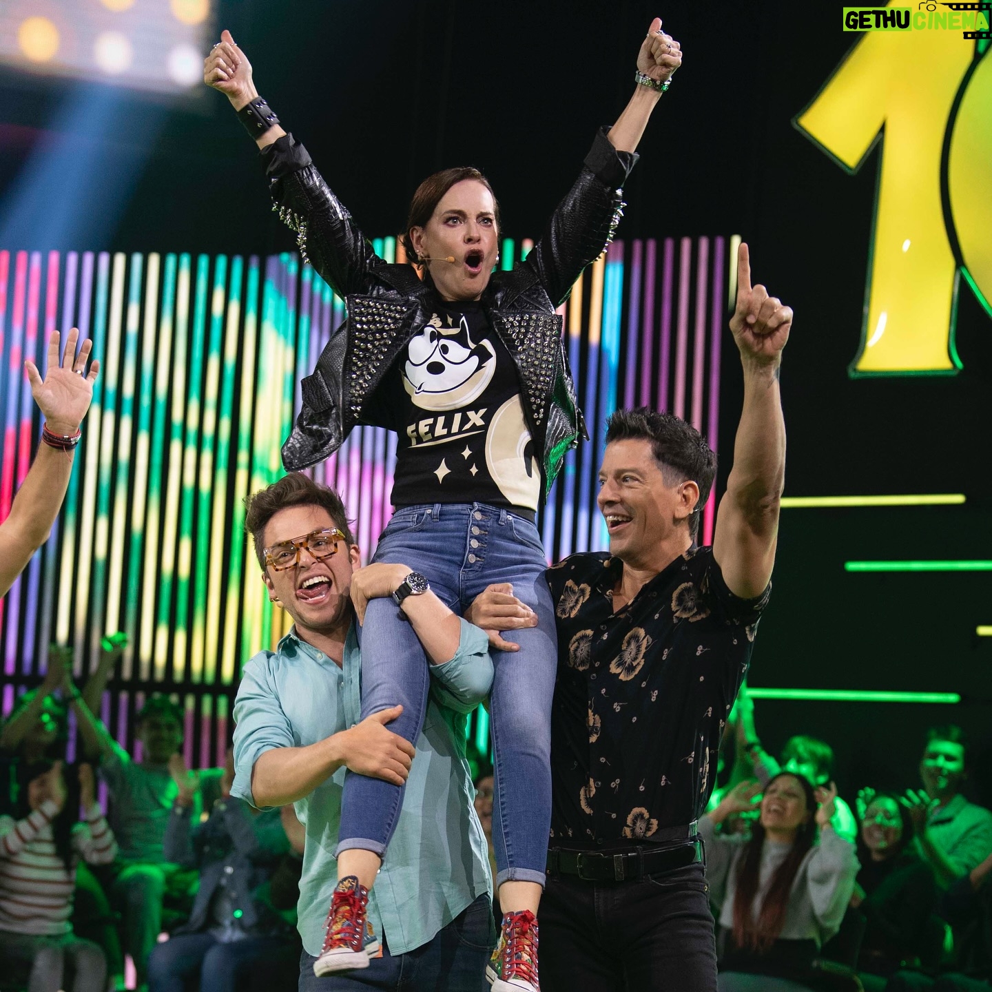 Gabriela Platas - 2.7K Likes - Una vida de rock and roll y más nada!!! 🤘🏻🤘🏻
Hoy en #MeCaigoDeRisa @sargentoleon y @yahirmusic