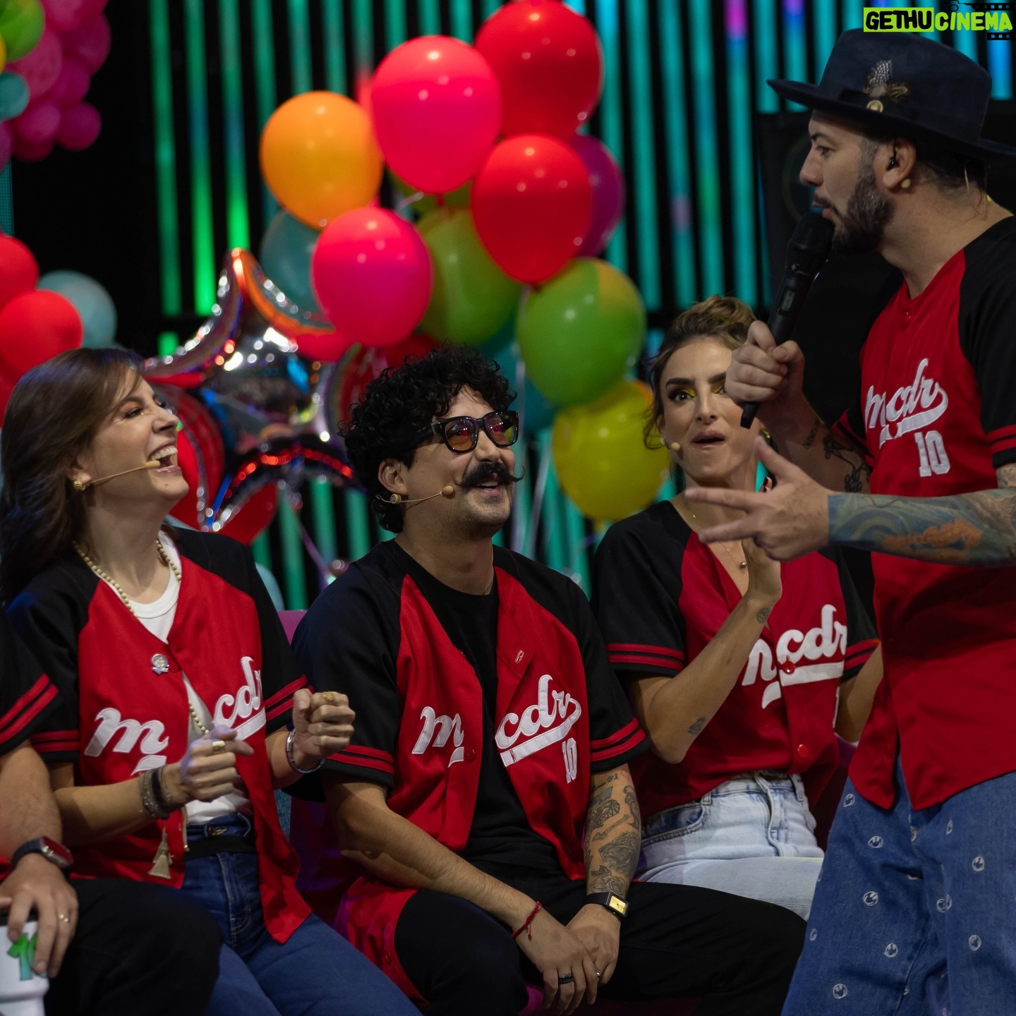Gabriela Platas - 2.2K Likes - Gracias MCDR por darme una hermosa familia disfuncional. Por poder dar tanta alegría a las personas que nos ven. Por ser un sueño cumplido de mi infancia. Qué enorme fortuna que mi trabajo sea jugar, disfrazarme y reír. Gracias vida! Gracias hermanos!
@mecaigoderisaof @lalosuarez @vilu_ramirez @yahirvega