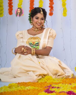 Gabriella Sellus Instagram - May the melodies of Onam bring harmony to your life and the dance of celebration continue forever 🌸✨

Wishing y’all a very happy Onam! From team #rhemasbellezzaatelier™️ ❤️🙏🏻

Ft: @gabrellasellus_official 
Mua: @rhema_ashok @rhemas_bellezza_atelier 
Wearing: @prisara_thedesignercompany 
Hairstylist: @miss_pretty_makeoverartist 
Decoration: @md__your__surprise__paradise 
Dop: @jaihindh_photography 
Flower: @lsquarebridalflowerdesigner 
Studio: @srbsmodellingstudios 
Jewellery: @gold_copy1486
