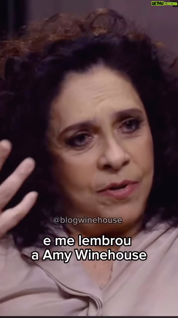 Gal Costa - 14.9K Likes - Hoje, 14 de setembro, seria aniversário da cantora londrina @amywinehouse, uma voz inigualável que marcou a história da música com sua alma e intensidade. Gal sempre foi fã de Amy e a teve como referência para os arranjos de “Palavras no Corpo”.
#Repost @blogwinehouse Você sabia? A música “Palavras no corpo” de Gal Costa foi inspirada em Amy Winehouse, seu arranjo teve como base a música “Wake Up Alone” de Amy.
Eterna Gal Costa, eterna Amy ❤️
#GalCosta #AmyWineHouse #EquipeGal