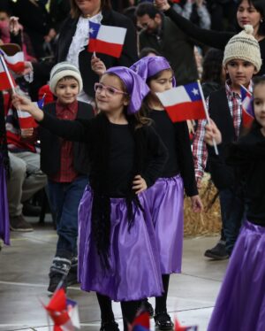Gala Caldirola Instagram - Hoy luz bailó en el colegio por  primera vez en la fiesta de la Chilenidad! 🇨🇱 
Bailaron la tejedora y se veían hermosas!
Y obviamente yo… llorando de la emoción!
Por ver como crece, como empieza a vivir experiencias que recordará cuando sea mayor.
Mi niña bonita ama Chile , igual que yo 🥹Ella de sangre yo de corazón!❤️