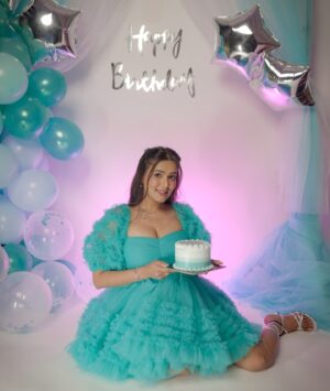 Garima Chaurasia Instagram - I’m too young to be this old 🤷🏻‍♀️
Okay han last 28th birthday post! #2808🎂

#gimaashi #birthdaygirl #birthdayideas #gimaians #sparklecake