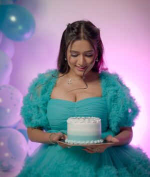Garima Chaurasia Instagram - I’m too young to be this old 🤷🏻‍♀️
Okay han last 28th birthday post! #2808🎂

#gimaashi #birthdaygirl #birthdayideas #gimaians #sparklecake
