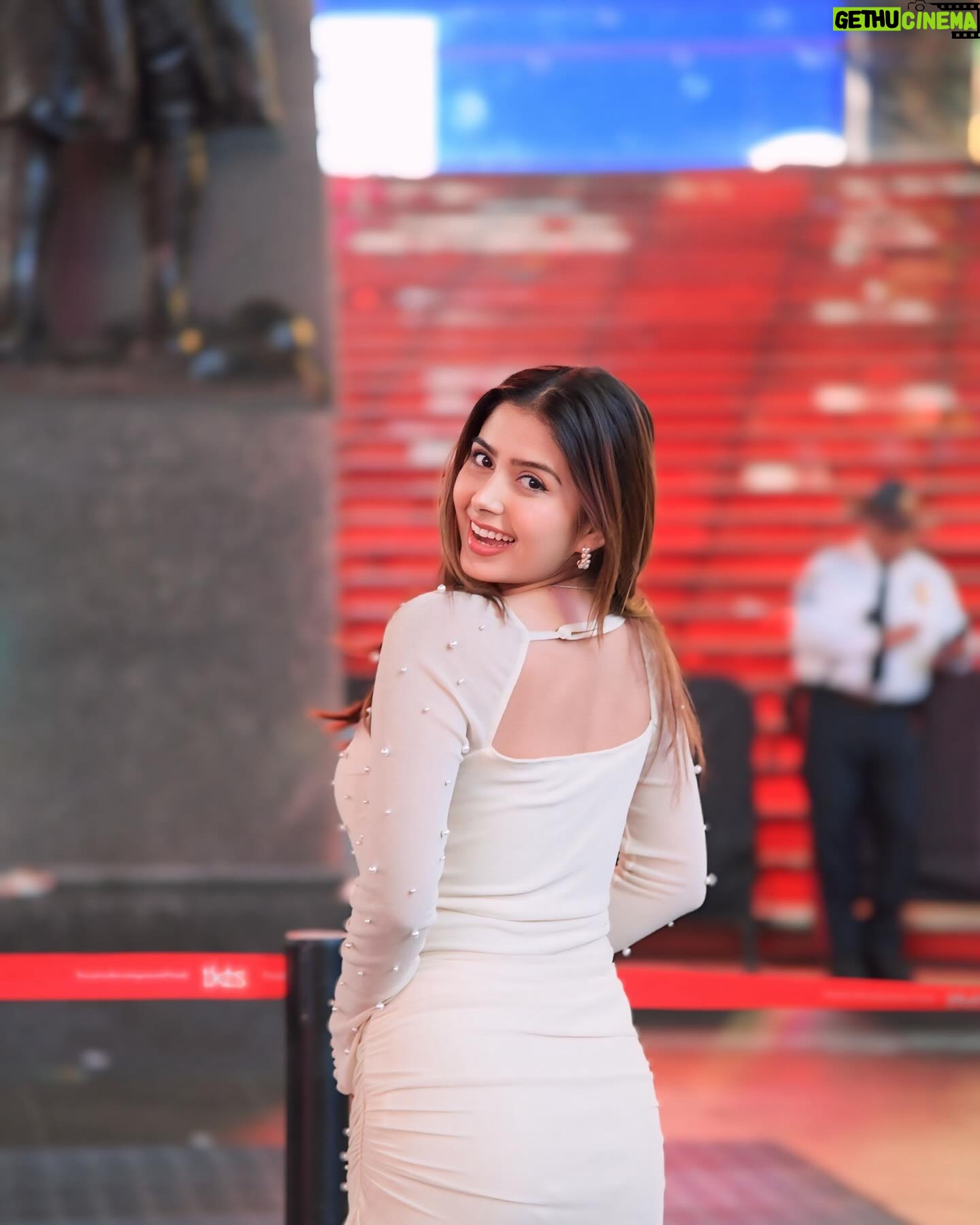 Garima Sharma - 3.1K Likes - Times Square magic, with a little sparkle of my own 💫 🇺🇸 🧿
📸 : @timessquare.ny
.
.
.
#timessquare #newyork #travelgram #travelphotography #grateful #keepsmiling #positivity #nepaligirl #instagram #timessquarenewyork