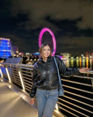 Garima Sharma Instagram - London’s night view 👀🌸 
#travel #londoneye #trafalgarsquare