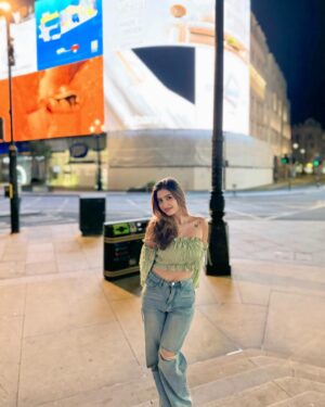 Garima Sharma Instagram - London’s night view 👀🌸 
#travel #londoneye #trafalgarsquare
