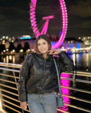 Garima Sharma Instagram - London’s night view 👀🌸 
#travel #londoneye #trafalgarsquare