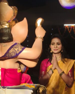 Gauri Kulkarni Instagram - विनायको विघ्नराज-द्वैमातुर-गणाधिपाः । अप्येकदन्त-हेरम्ब-लम्बोदर-गजाननाः ॥🌺

माझ्या बाप्पा… तुला सगळं कळतय… सर्व माहीत आहे… 🥺 इतकीच प्रार्थना की सर्व संकटं हरुन आनंदाने आणि उत्साहाने तुझी सेवा करण्याची बुद्धी दे आणि आम्हा सर्वांना सुखरुप ठेव.
गणपती बाप्पा मोरया.🙏🏻

सर्वांना गणेशोत्सवाच्या खुप शुभेच्छा..!✨

- गौरी🌺