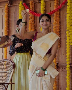 Gayathri Ashok Instagram - Happy Uthradam fam 🌸✨ 
📷 @raseem.ruwaiz 
 @thebrandstorebyfebitha love this saree ✨