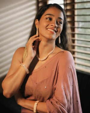 Gayathrie Instagram - Swipe👉🏼 for my favourite kinda transition! 🙂😏😄✨

@sachin_reeko @kalyanjewellers_official