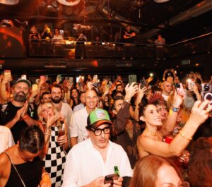 Gaye Su Akyol Instagram - Önümüzdeki birkaç ay bu fotoları paylaşıcam herkes sığınaklara diye uyarmıştım Part II
🍸♥️🍸
3.9.2024 @blind_istanbul
📸 @edanryilmz / mey