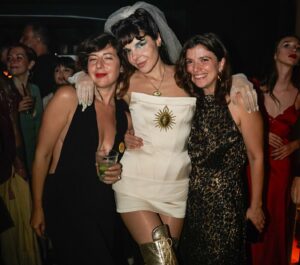 Gaye Su Akyol Instagram - Önümüzdeki birkaç ay bu fotoları paylaşıcam herkes sığınaklara diye uyarmıştım Part II
🍸♥️🍸
3.9.2024 @blind_istanbul
📸 @edanryilmz / mey