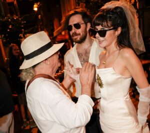 Gaye Su Akyol Instagram - Önümüzdeki birkaç ay bu fotoları paylaşıcam herkes sığınaklara diye uyarmıştım Part II
🍸♥️🍸
3.9.2024 @blind_istanbul
📸 @edanryilmz / mey