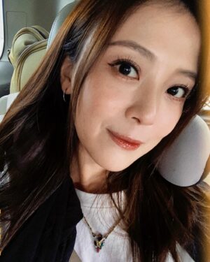 Genie Chuo Instagram - 兩個月出了3趟外景
每每回到家 都需要廢了幾天才能真正恢復

其實我是
上班一條龍 ～精神抖擻
下班一條蟲 ～精神沒有

名副其實工作狂🙂‍↕️