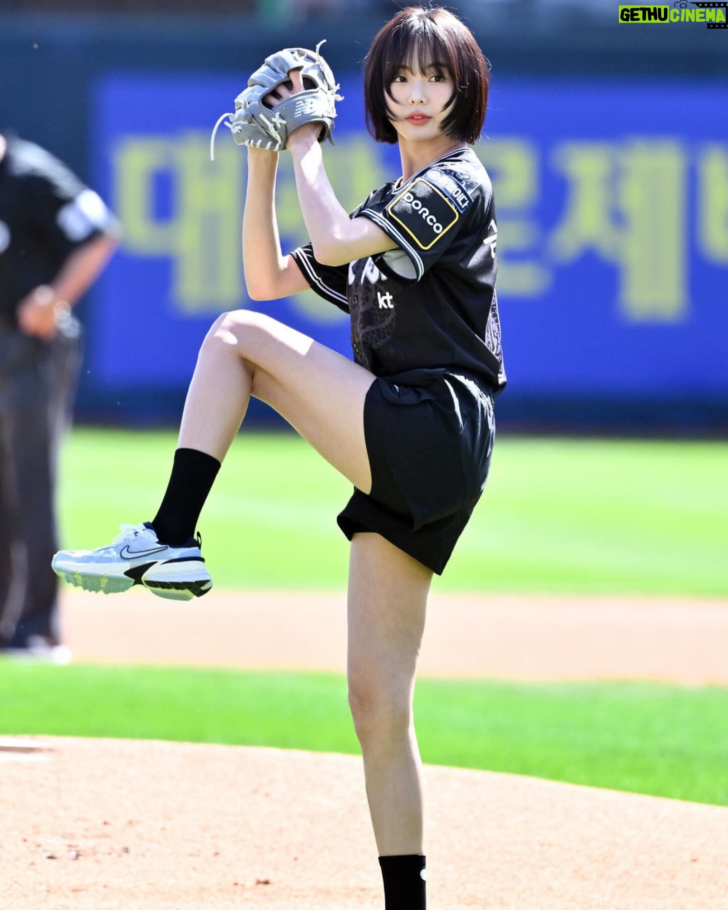 Geum Sae-rok - 24.8K Likes - 첫 시구라 많이 많이 떨었다는... 승요는 못했어도 우리팀 최고였다! 초대해주셔서 감사합니다 케이티 화이팅 🖤
