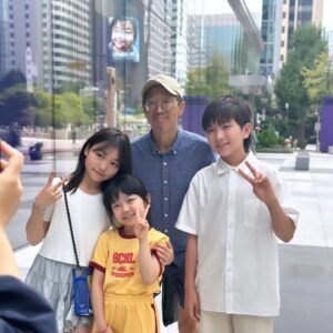 Gi So-you Instagram - 너무 사랑스러운 소윤이♡
인자하고 친절하신 감독님~^^
섬 촬영이후 후시녹음으로
오랜만에 뵈었는데 너무 좋은 시간이였어요 ~^^ 
언제나 감사합니다 ❤️ 
영화대박 나길  응원할께요 ^^
ㆍ
ㆍ
재민이 못봐서 이모팬은  운다  ㅜㅜ 😭 
ㆍ
ㆍ
소유는 오늘 촬영이 아니라며~
예쁘고 편한옷 입고 간다며 
꺼낸~옷♡
@schl_thekeeepers 
ㆍ
ㆍ
ㆍ
ㆍ
#기남매 #이소윤
#기은유 #기소유#감독님 
#언제나좋은인연#좋은분들#감사합니다