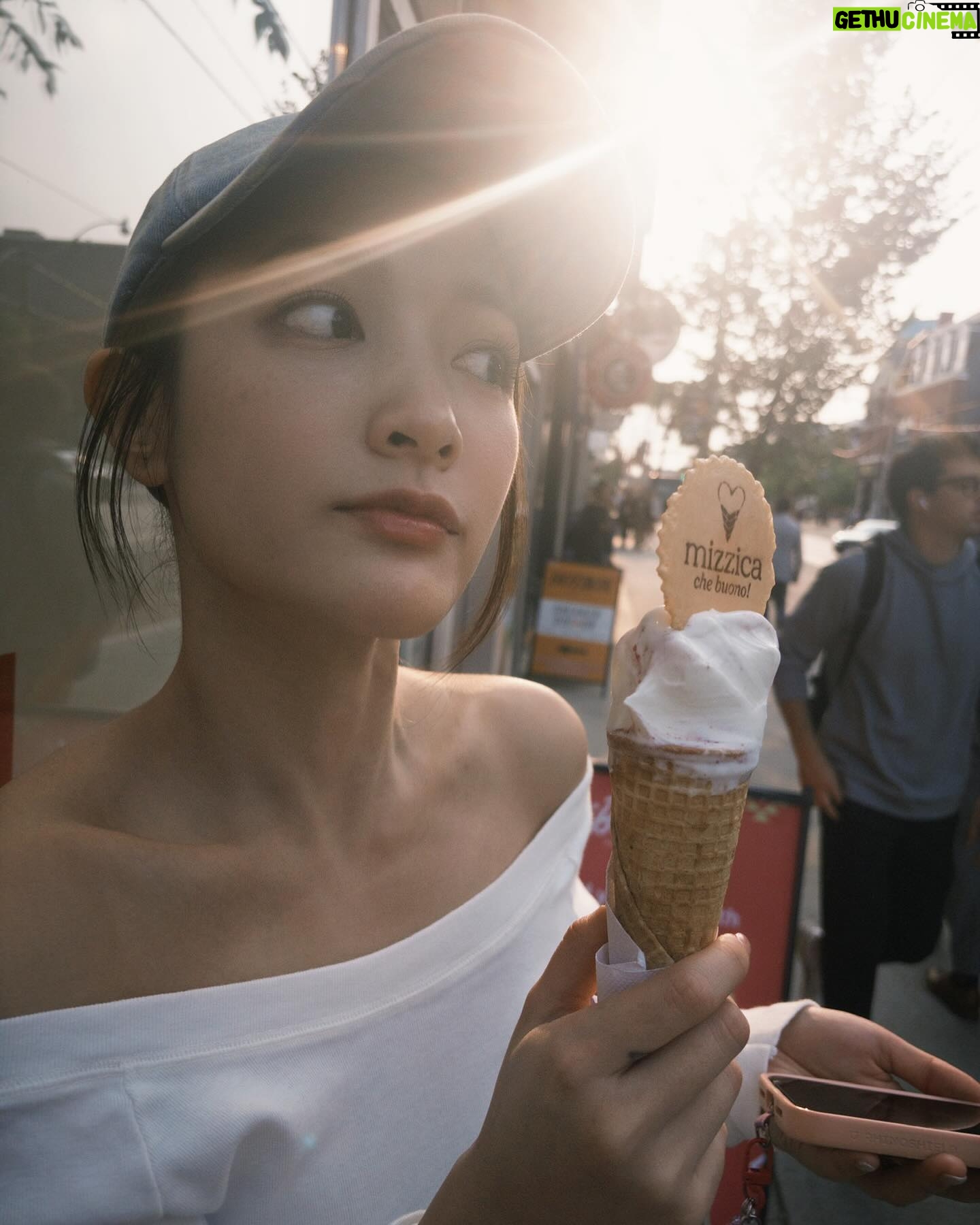 Gingle Wang - 98.7K Likes - :
1. 朵拉推薦的厲害冰 連吃三天不是問題
2. 但表情管理是個問題
3. 迷路的me決定先拍照
4. 我很喜歡楓葉,可能是因為我姐也叫maple的關係
5. 一日農場
6. 下次再見啊,南瓜們🎃