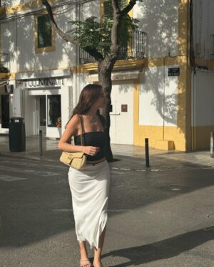 Giovanna Chaves Instagram - Eu sinto que estar nos 20 e poucos anos é como viver um turbilhão de emoções e incertezas. A gente se pergunta se está no caminho certo, se as escolhas que fazemos hoje vão ecoar bem no futuro, e se o amor que damos é suficiente, para os outros e, principalmente, para nós mesmos. Será que estamos no emprego certo? Será que somos bons o suficiente? 
Amar a si mesmo é sobre se acolher nos momentos de incerteza, e saber que não precisamos ter todas as respostas agora. Porque, na verdade, quem disse que precisamos ter? É sobre se perder na caminhada e se reencontrar quantas vezes necessário. Sobre rir até a barriga doer, sobre chorar achando que o mundo acabou. Afinal, tudo parece tão intenso, tão profundo, e talvez nem seja. Idealizamos e nos frustramos quando as coisas não saem conforme a expectativa que criamos, que nada mais é do que algo criado pela nossa mente, sem garantia de certeza. 
Agosto é só mais um mês no calendário, mas também foi um marco, para mim, foi um momento de parar, respirar e me reconectar comigo mesma, entender o que faz sentido no que eu busco e acredito. E me questionar. E me descabelar. Afinal. Tudo é intenso. Comigo. Mas eu culpo os 20 poucos anos. Foi Um convite para olhar para dentro, e mesmo que as dúvidas insistam em aparecer, continuar seguindo. Porque é no caminhar que a gente se descobre e aprende que, apesar de todas as incertezas, o mais importante é estar em paz com quem somos hoje! 
- Giovanna