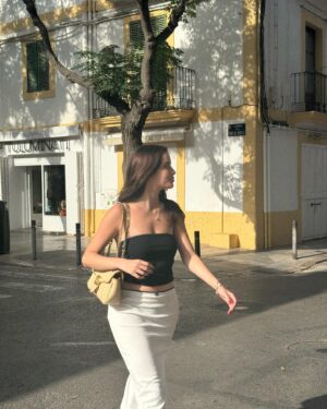 Giovanna Chaves Instagram - Eu sinto que estar nos 20 e poucos anos é como viver um turbilhão de emoções e incertezas. A gente se pergunta se está no caminho certo, se as escolhas que fazemos hoje vão ecoar bem no futuro, e se o amor que damos é suficiente, para os outros e, principalmente, para nós mesmos. Será que estamos no emprego certo? Será que somos bons o suficiente? 
Amar a si mesmo é sobre se acolher nos momentos de incerteza, e saber que não precisamos ter todas as respostas agora. Porque, na verdade, quem disse que precisamos ter? É sobre se perder na caminhada e se reencontrar quantas vezes necessário. Sobre rir até a barriga doer, sobre chorar achando que o mundo acabou. Afinal, tudo parece tão intenso, tão profundo, e talvez nem seja. Idealizamos e nos frustramos quando as coisas não saem conforme a expectativa que criamos, que nada mais é do que algo criado pela nossa mente, sem garantia de certeza. 
Agosto é só mais um mês no calendário, mas também foi um marco, para mim, foi um momento de parar, respirar e me reconectar comigo mesma, entender o que faz sentido no que eu busco e acredito. E me questionar. E me descabelar. Afinal. Tudo é intenso. Comigo. Mas eu culpo os 20 poucos anos. Foi Um convite para olhar para dentro, e mesmo que as dúvidas insistam em aparecer, continuar seguindo. Porque é no caminhar que a gente se descobre e aprende que, apesar de todas as incertezas, o mais importante é estar em paz com quem somos hoje! 
- Giovanna