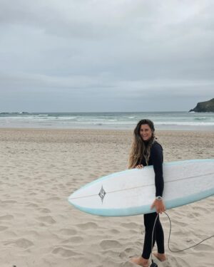 Gisela Pulido Instagram - hacía tiempo que no subía un photo dump de esos y me apetecía contaros este finde en Pantin

1. Surfing unas olitas con mi @tagheuer #aquaracer
2. @patiwee siempre con el 🤳🏼capturando los mejores momentos 😍
3. El punto mas al Norte de España ✨
4. ⁠@guillermocarracedo y yo debatiendo donde nos metemos a surfear 🏄‍♂️ 
5. ⁠gracias @jaeljoyeria por la mención 😍

#galicia #pantinclassic
