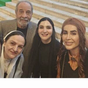 Golab Adine Instagram - صفحه ى ا-
صد افسوس كه آب و نيروى برق در دسترس بسيارى از مردم ما نيست . 
همراه با آقاى داريوش فرهنك در اولين جشنواره " با انرژى " مراسم پايانى