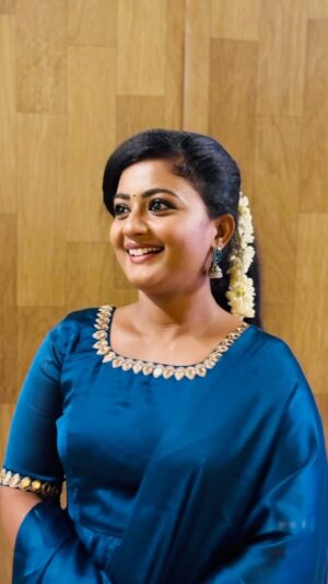 Gomathi Priya Instagram - அவனிடமே... அவனிடமே... எனது கனவை அனுப்பு... இறகே இறகே மயிலிறகே...
வண்ண மயிலிறகே வந்து தொடு அழகே...
தொட தொட பொழிகிற சுகம் சுகமே...
கண் படப் பட புதிர்களும் அவிழ்ந்திடுமே... #love #gomathipriya #priyabalakumaran #priyabalakumaran_gp #gp #nothingbutpriya #behappy #bekind #blessed #blue #emotions #feelings #vibes #gratitude #tiktiktik #gameshow