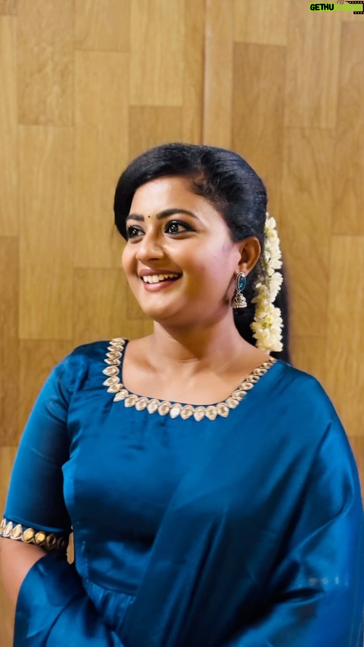 Gomathi Priya - 13.5K Likes - அவனிடமே... அவனிடமே... எனது கனவை அனுப்பு... இறகே இறகே மயிலிறகே...
வண்ண மயிலிறகே வந்து தொடு அழகே...
தொட தொட பொழிகிற சுகம் சுகமே...
கண் படப் பட புதிர்களும் அவிழ்ந்திடுமே... #love #gomathipriya #priyabalakumaran #priyabalakumaran_gp #gp #nothingbutpriya #behappy #bekind #blessed #blue #emotions #feelings #vibes #gratitude #tiktiktik #gameshow