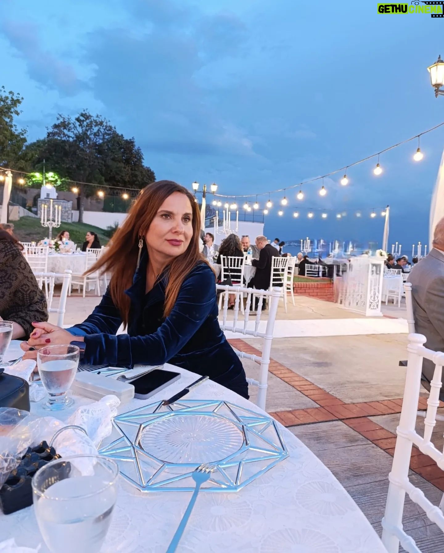 Goncagül Sunar - 2.9K Likes - 35 yılı aşmış dostluklar...💐🌺 en yakın arkadaşım kızını evlendirdi isimli fotoğraf serisi💃👰♂️🤵👭🥳 ya da bir nevi düğün dumb 💐💐 @demica.handmade @figenhno @filizertani @sennursunar