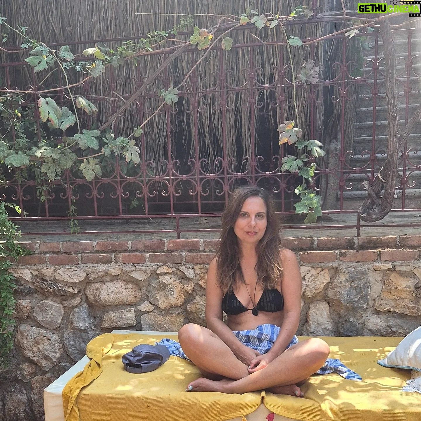 Goncagül Sunar - 3.1K Likes - Bir kafa bomboş dinginliğin daha sonuna geldik, şimdi şarjdan alabilirsiniz😊 🏝🌻