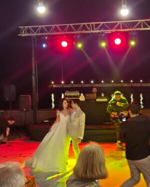 Goncagül Sunar Instagram - 35 yılı aşmış dostluklar...💐🌺 en yakın arkadaşım kızını evlendirdi isimli fotoğraf serisi💃👰‍♂️🤵👭🥳 ya da bir nevi düğün dumb 💐💐 @demica.handmade @figenhno @filizertani @sennursunar