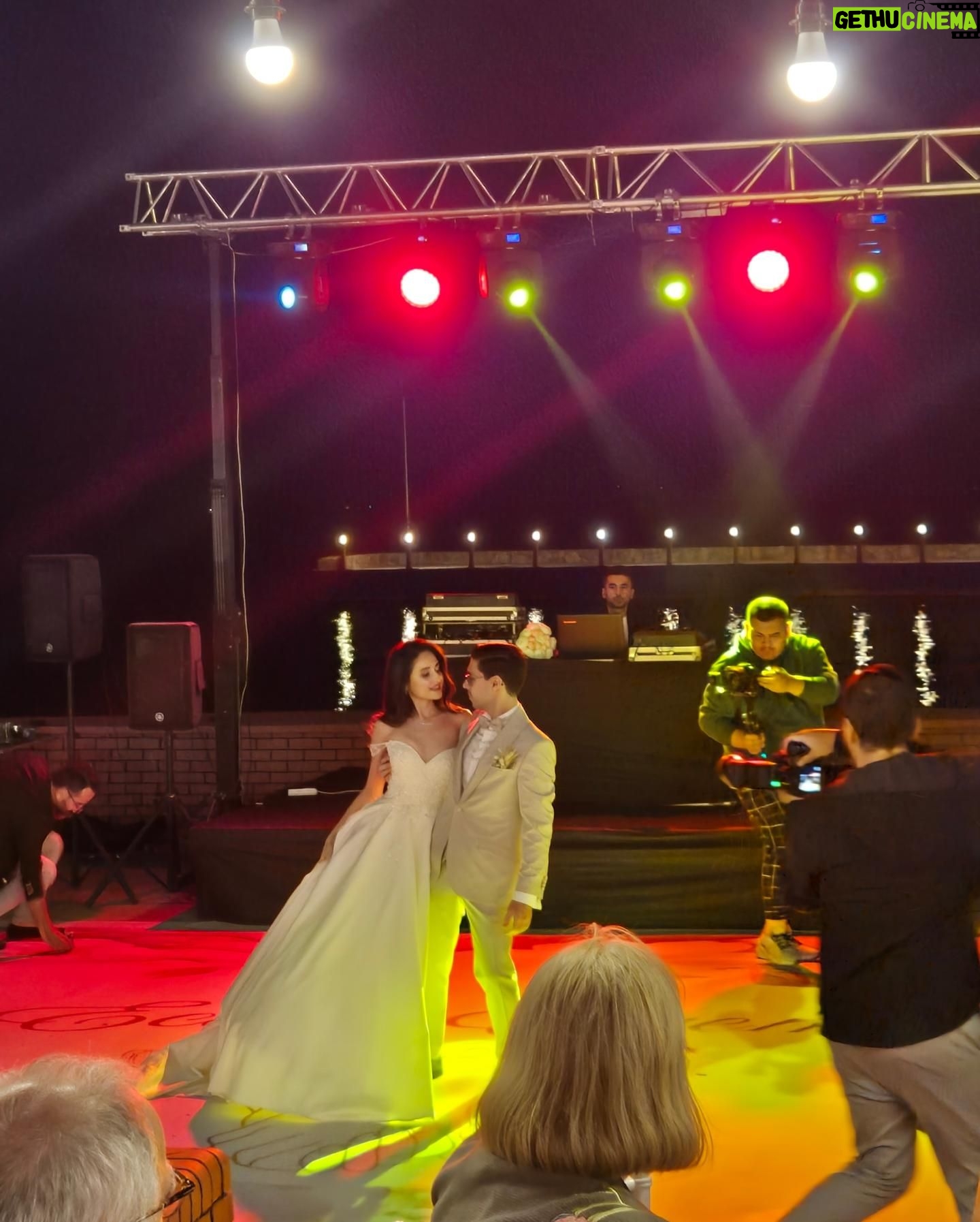 Goncagül Sunar - 2.9K Likes - 35 yılı aşmış dostluklar...💐🌺 en yakın arkadaşım kızını evlendirdi isimli fotoğraf serisi💃👰♂️🤵👭🥳 ya da bir nevi düğün dumb 💐💐 @demica.handmade @figenhno @filizertani @sennursunar