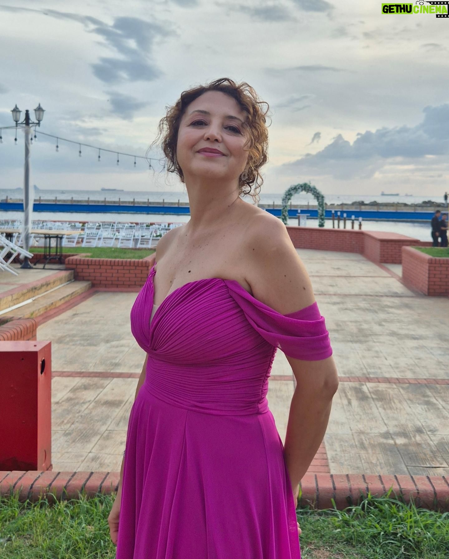Goncagül Sunar - 2.9K Likes - 35 yılı aşmış dostluklar...💐🌺 en yakın arkadaşım kızını evlendirdi isimli fotoğraf serisi💃👰♂️🤵👭🥳 ya da bir nevi düğün dumb 💐💐 @demica.handmade @figenhno @filizertani @sennursunar