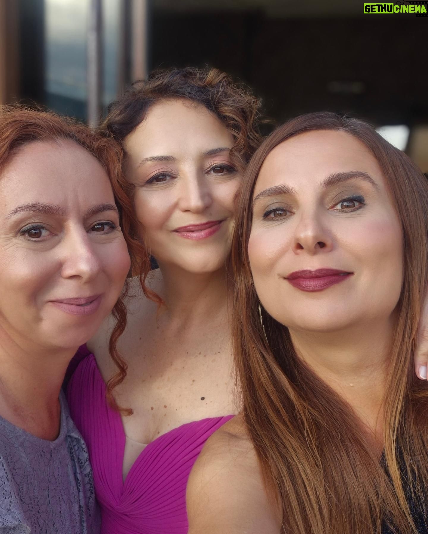 Goncagül Sunar - 2.9K Likes - 35 yılı aşmış dostluklar...💐🌺 en yakın arkadaşım kızını evlendirdi isimli fotoğraf serisi💃👰♂️🤵👭🥳 ya da bir nevi düğün dumb 💐💐 @demica.handmade @figenhno @filizertani @sennursunar